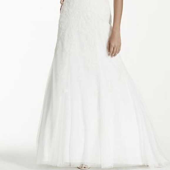 David's Bridal Cap Sleeve Lace Wedding Dress With Keyhole Back - Picture 2 of 6